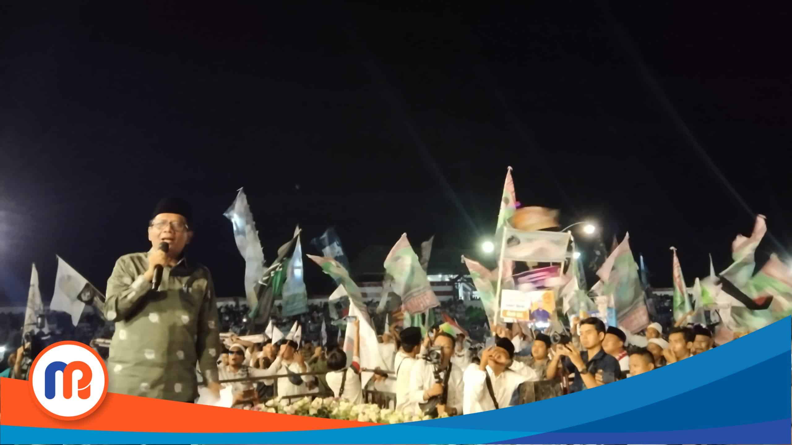 Menteri Koordinator Bidang Politik, Hukum, dan Keamanan Republik Indonesia (Menkopolhukam-RI), Prof. Dr. H. Mohammad Mahfud MD saat menyampaikan orasi kebangsaan pada Sabtu (18/11/2023) malam. (Sumber Foto: Fauzi, 2023).