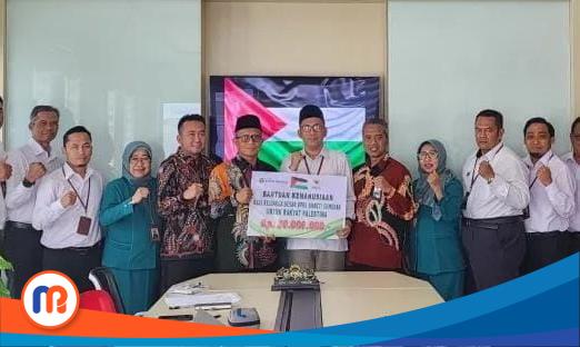 Penyerahan bantuan BPRS Bhakti Sumekar yang didampingi langsung Direktur Bisnis Cahya Wiratama dan Direktur Kepatuhan Moh. Saleh Hadi Pradipta, dengan disaksikan para kepala divisi bertempat di Gedung Fathonah Center pada Senin (20/11/2023) kemaren. (Sumber Foto: Istimewa, 2023).
