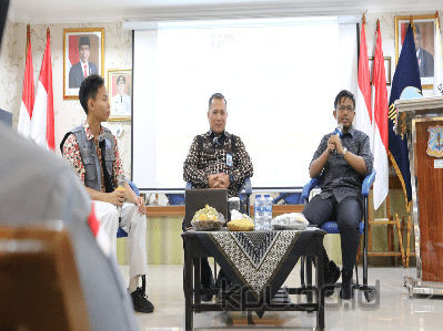 Idham Holik di acara Diseminasi Hak Asasi Manusia bagi Pelajar dan Pemilih Pemula bersama Komunitas Pemuda Pelajar Pecinta HAM (Koppeta HAM) Wilayah DKI Jakarta di SMA Negeri 68 Jakarta, pada Selasa (23/1/2024) (Sumber foto: KPU RI, 2024).