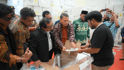 Mardani Ali Sera, legislator PKS (Partai Keadilan Sejahtera) yang juga merupakan Anggota Komisi II DPR RI, ketika meninjau ke gudang logistik KPU Kota Tangerang Selatan, Provinsi Banten