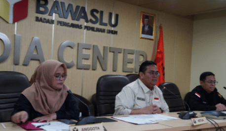 Konferensi Pers terkait masalah pemungutan suara dan penghitungan suara Pemilu 14 Februari 2024 di Media Center Bawaslu, Jakarta, Kamis (15/2/2024).