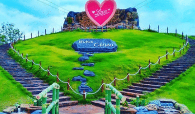 Bukit Cinta, lokasinya di Kelurahan Lawangan Daja, Kecamatan Pademawu, Pamekasan, adalah bagian dari tempat wisata SPM, yang menjadi favorit wisatawan lokal, regional dan nasional