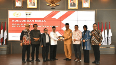 Guspardi Gaus, Anggota Komisi II DPR RI, saat bertukar cenderamata usai memimpin pertemuan Tim Kunspek Komisi II DPR di Provinsi Sumbar, Selasa (30/1/2024) lalu