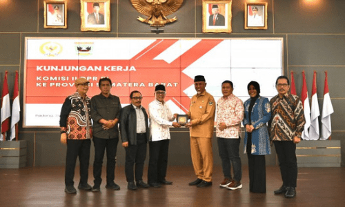 Guspardi Gaus, Anggota Komisi II DPR RI, saat bertukar cenderamata usai memimpin pertemuan Tim Kunspek Komisi II DPR di Provinsi Sumbar, Selasa (30/1/2024) lalu