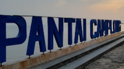 Pantai Camplong, pantai yang indah dengan pasir putihnya menjadi destinasi impian bagi pencinta keindahan alam