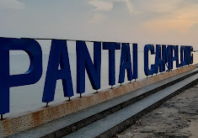 Pantai Camplong, pantai yang indah dengan pasir putihnya menjadi destinasi impian bagi pencinta keindahan alam