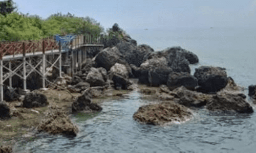 Pantai Jumiang adalah salah satu destinasi wisata di Pamekasan, Madura, Jawa Timur, yang terkenal akan keindahan alamnya yang memikat