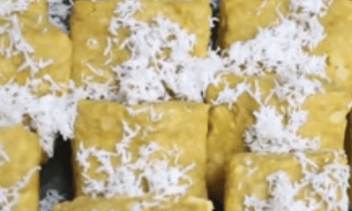 Getuk singkong merupakan camilan tradisional yang terbuat dari singkong yang diolah dengan cara direbus, dihaluskan, kemudian dicetak menjadi bentuk tertentu