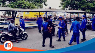 Satuan Polisi Perairan (Satpolairud) Polres Bangkalan saat melakukan bagi-bagi takjil sebrang jalan Kamal, Bangkalan