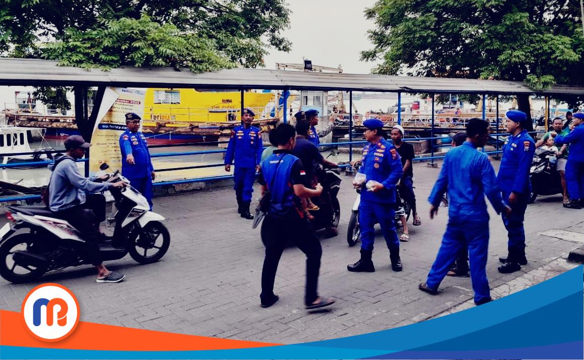 Satuan Polisi Perairan (Satpolairud) Polres Bangkalan saat melakukan bagi-bagi takjil sebrang jalan Kamal, Bangkalan