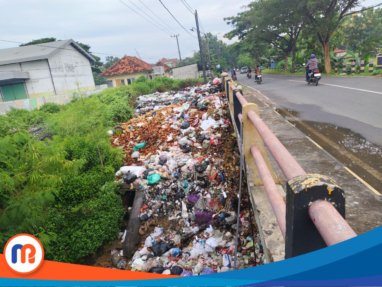 Sampah berbagai jenis menumpuk di Jembatan Potat, Banyuates, Sampang