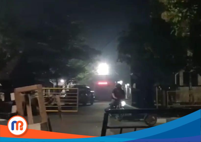 Diduga anggota Polres Sampang menggunakan motor R2 berknalpot brong keluar dari Mapolres Sampang