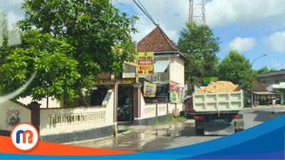 Pengendara Keluhkan Truk Bak Terbuka Muat Sirtu Berkeliaran di Jalan Raya Robatal Sampang