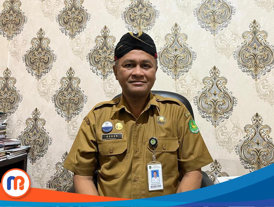 Sekretaris DPMPTSP dan Naker Sumenep, Kukuh saat diwawancarai oleh jurnalis Madurapers di ruang kerjanya pada Senin (12/08/2024)