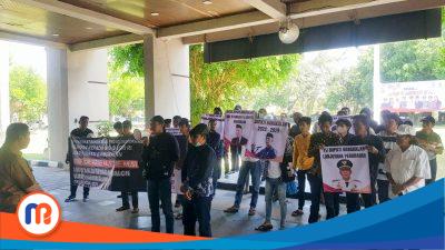 Puluhan massa aksi datangi kantor Bupati Bangkalan, untuk meminta Pj Bupati Bangkalan untuk maju pada Pilkada yang akan datang