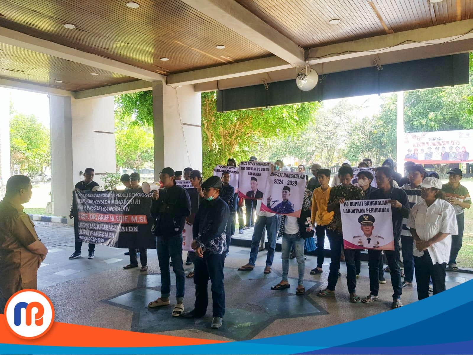 Puluhan massa aksi datangi kantor Bupati Bangkalan, untuk meminta Pj Bupati Bangkalan untuk maju pada Pilkada yang akan datang
