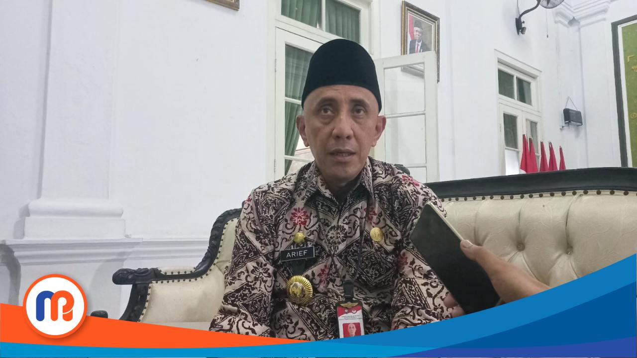 Pj Bupati Bangkalan, Arief M. Edie, saat diwawancarai awak media di Pendopo Bupati Bangkalan, Jumat (23/08/2024)