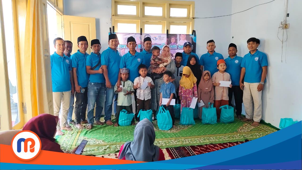 Anggota Persatuan Jurnalis Sampang (PJS) usai menyantuni anak yatim di Sampang