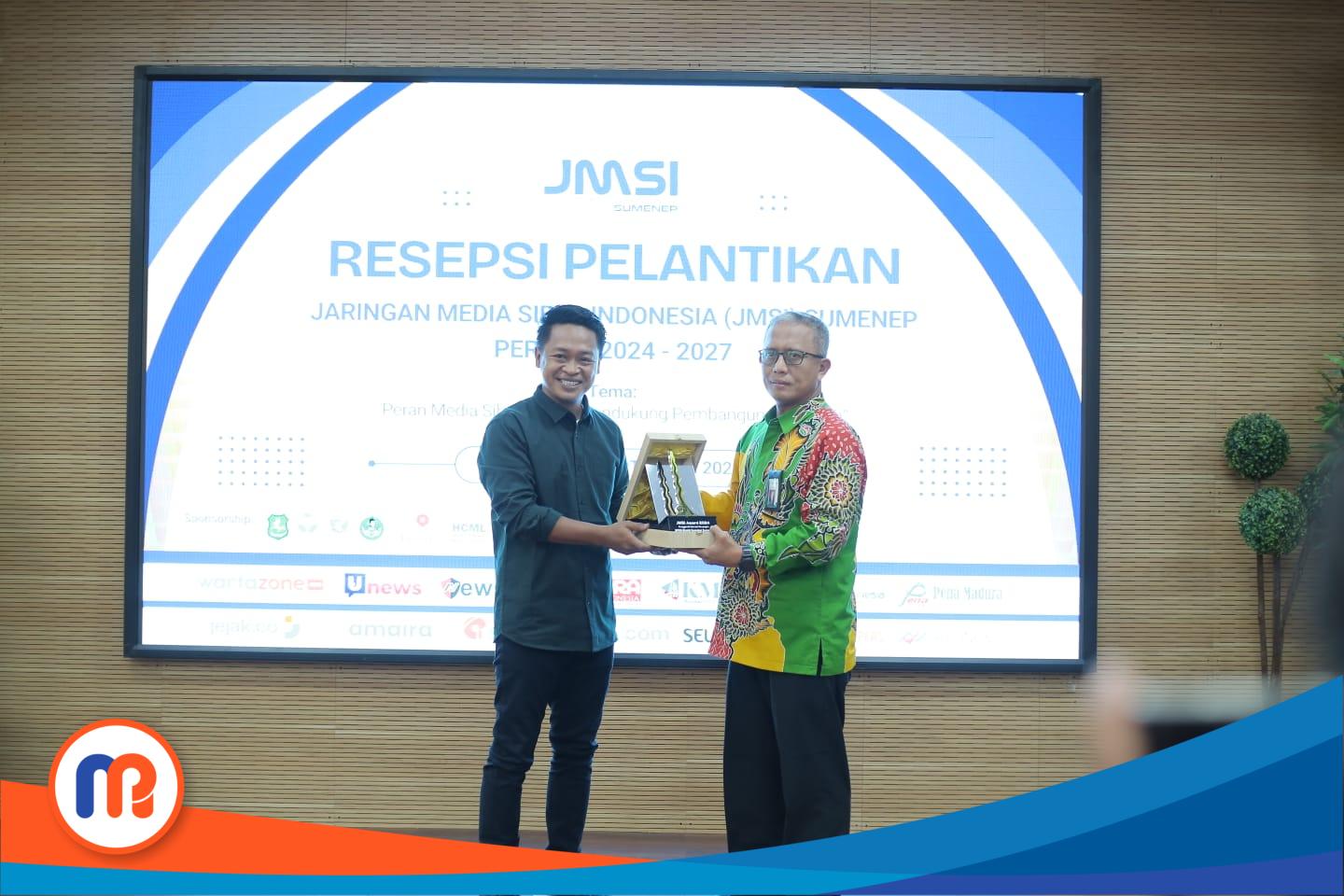 Dirut BPRS Bhakti Sumekar saat menerima penghargaan JMSI Award 2024 sebagai Penggerak Literasi Keuangan pada Kamis (12/09/2024)