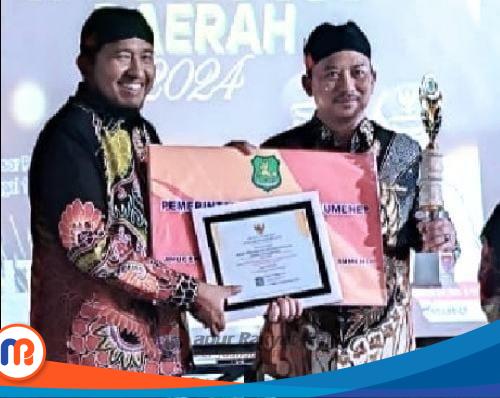Bupati Sumenep, Achmad Fauzi Wongsojudo saat memberikan penghargaan kepada Kepala Bappeda Sumenep, Arif Firmanto pada Anugerah Inovasi Daerah 2024