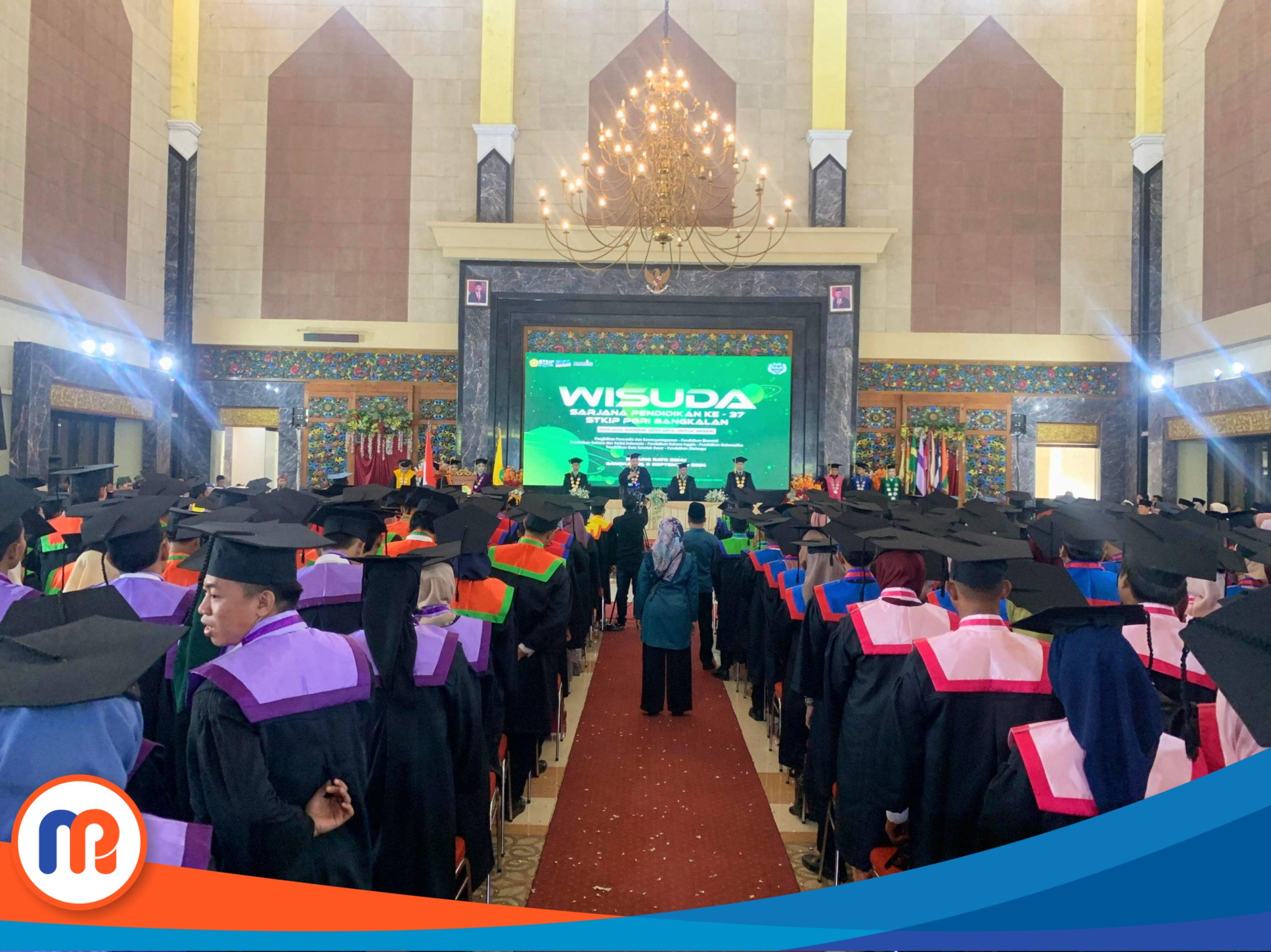 Foto pengukuhan Wisuda Sarjana Pendidikan ke-37 STKIP PGRI Bangkalan di Gedung Rato Ebhu Bangkalan, Jawa Timur