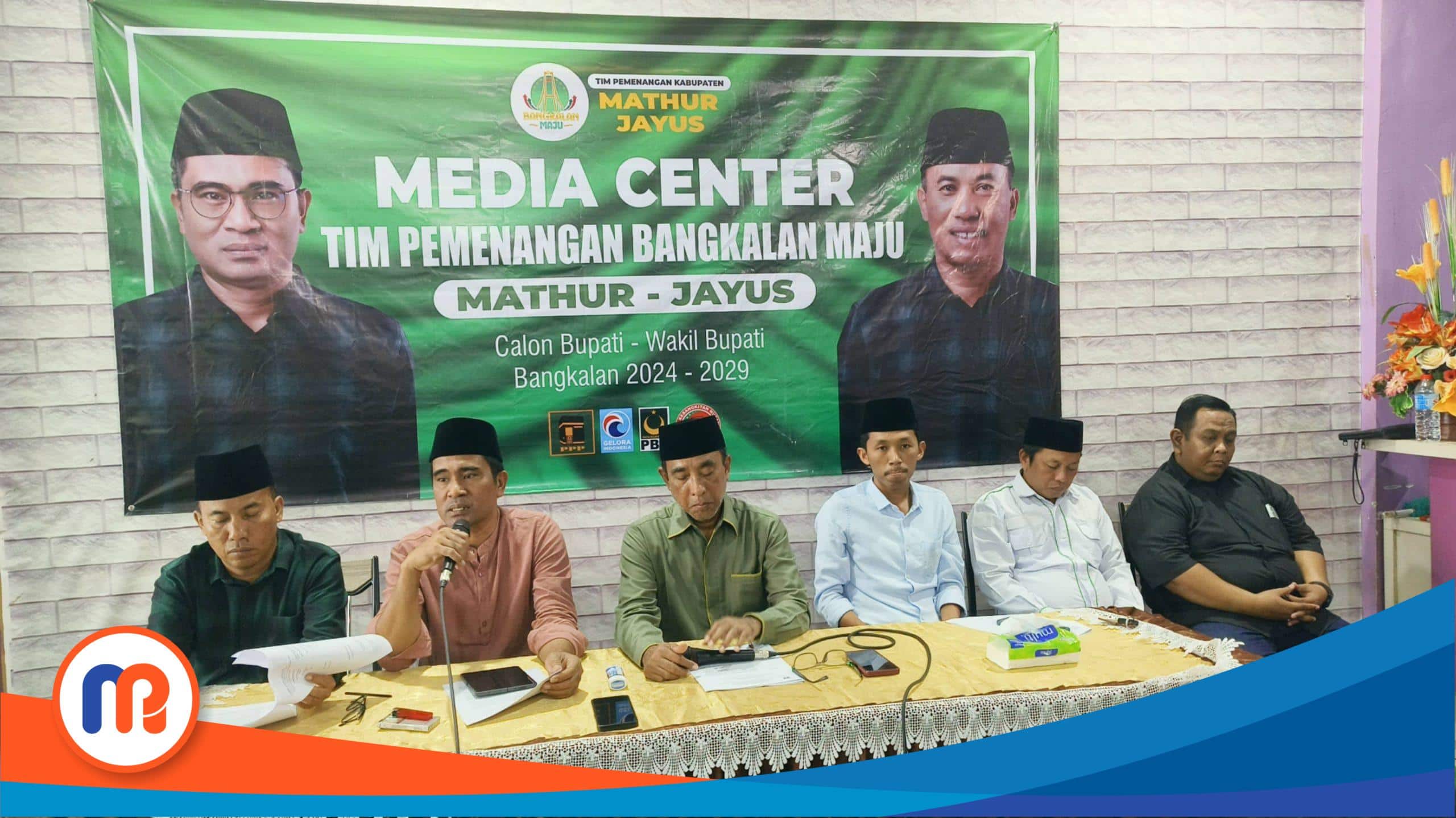 Pasangan Calon Bupati dan Calon Wakil Bupati (Cabup dan Cawabup) Matur-Jayus, didampingin ketua Tim Pemenangan Zainal Alim saat berlangsung konferensi pers, di posko pemenangan Koalisi Bangkalan Maju