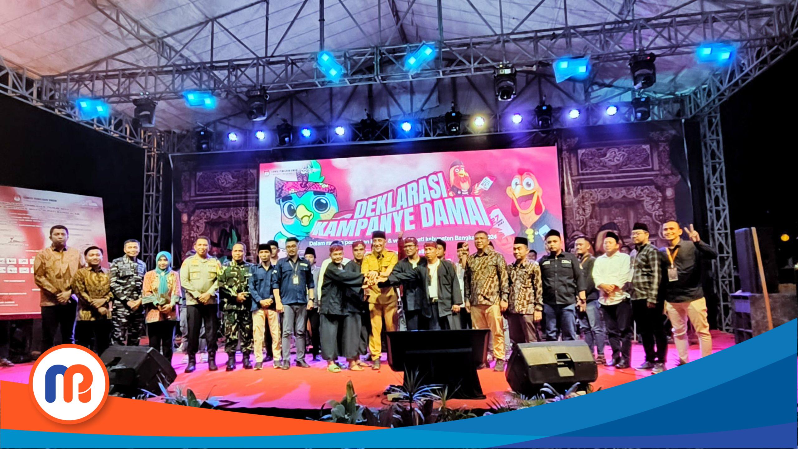 Foto bersama kedua pasangan calon, Forkopimda, KPU, Bawaslu, serta seluruh perwakilan partai politik pengusung dari masing-masing calon, usai penanda tanganan deklarasi kampanye damai, yang diselenggarakan oleh Komisi Pemilihan Umum (KPU) Kabupaten Bangkalan