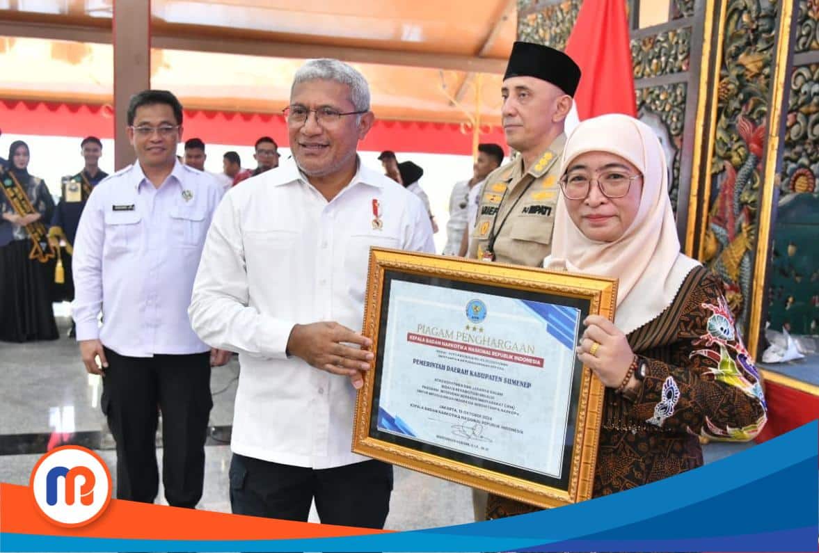 Potret pemberian penghargaan yang diterima langsung oleh Plt. Bupati Sumenep, Hj. Dewi Khalifah, S.H., M.H., M.Pd.I., dari Kepala BNN RI, Komjen Pol Martinus Hukom, SIK., M.Si