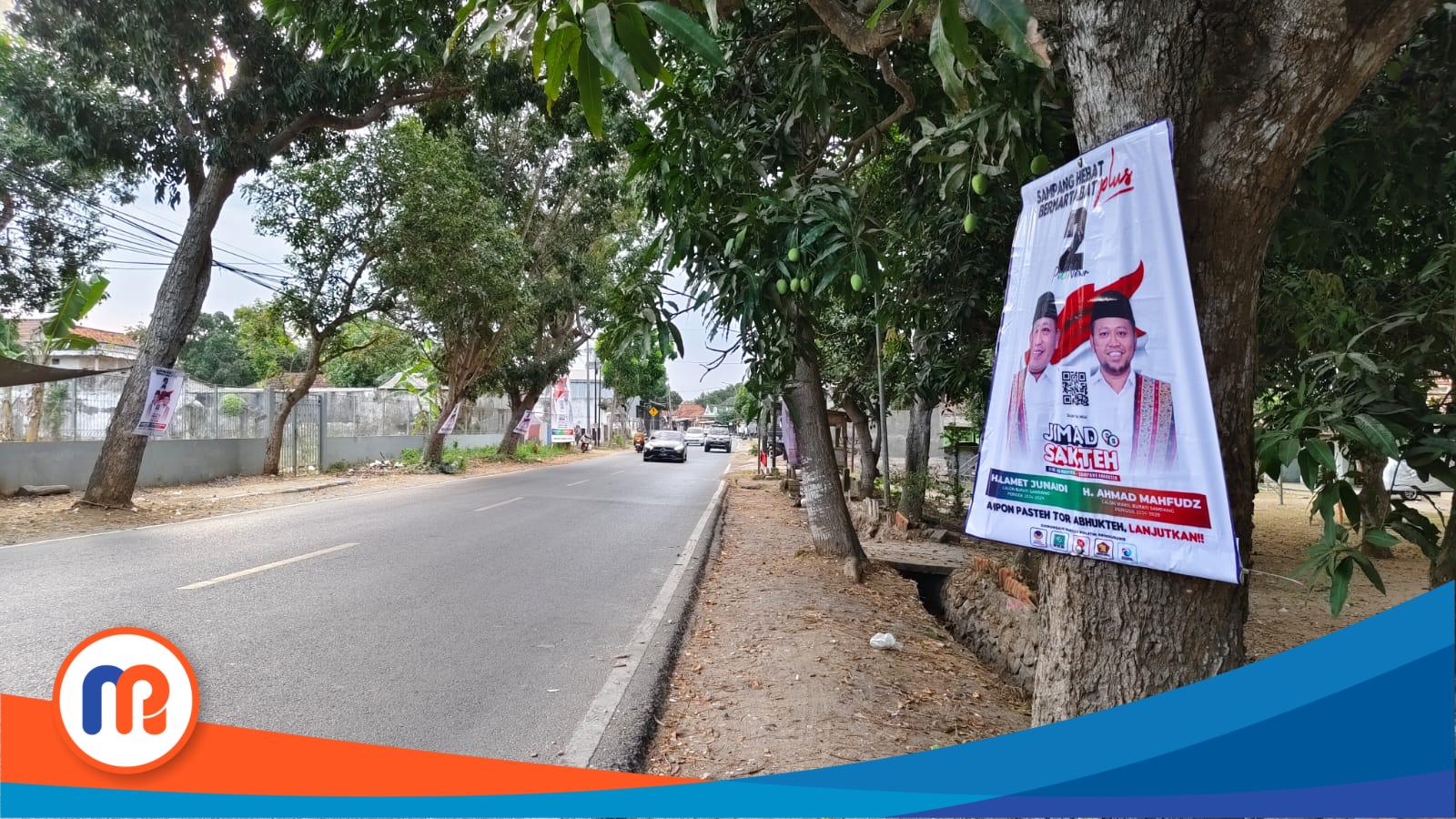 Alat Peraga Kampanyr (APK) Pasangan Calon (Paslon) Jimad Sakteh terlihat dipaku di pohon disepanjan jalan raya Banyuates-Ketapang yang diduga kuat melanggar aturan kampanye