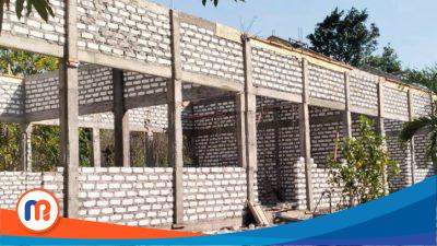 Pembangunan gedung Sekolah Dasar Negeri (SDN) 1 Desa Tellok, Kecamatan Galis, Bangkalan terlihat terhenti tanpa penjelasan yang jelas