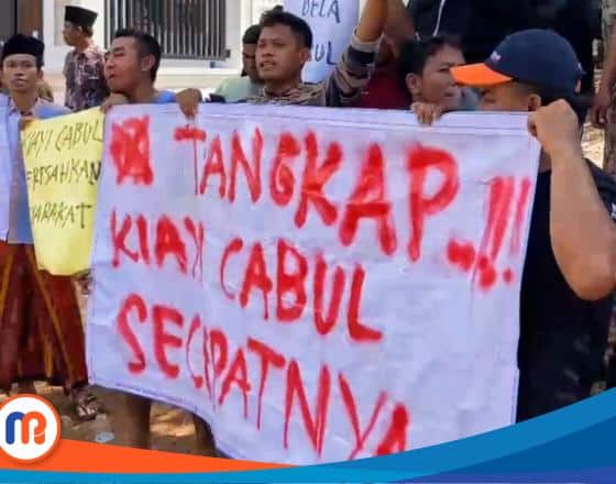 Puluhan warga demo di depan Yayasan pesatren Raudhatul Ulum Kaseman, Desa Parseh, Kecamatan Socah, Bangkalan, yang berposter tangkap kiai cabul secepatnya