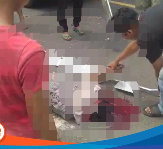 Tempat Kejadian Perkara (TKP) kecelakaan yang terjadi di jl Raya Klampis, tepatnya di depan Kecamatan Klampis, saat korban dievakuasi warga dan pihak kepolisian setempat