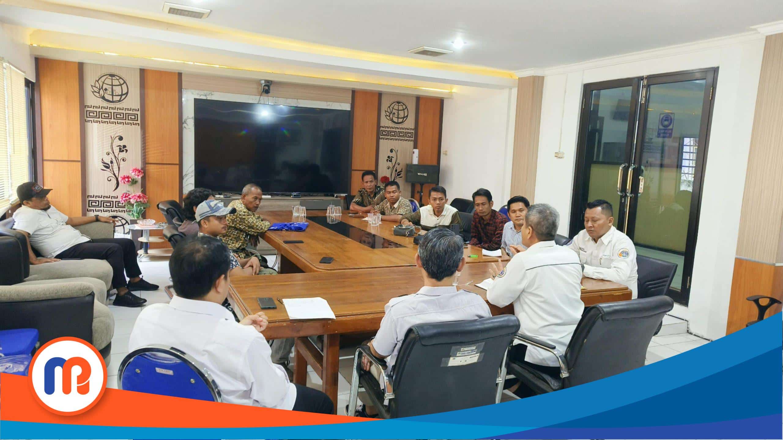 Kepala BPN Bangkalan beserta jajarannya saat menemui peserta audiensi dari Lembaga Informasi Publik Independen (LIPI) Kabupaten Bangkalan, Rabu (20/11/2024)