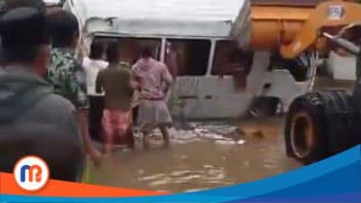 Hebohkan Warganet! Mobil Elf Bermuatan Rokok Ilegal Terguling di Sampang