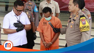 Tampak pelaku penganiaya istrinya, AH (46) dalam konferensi pers Polres Sumenep, Selasa (31/12/2024)