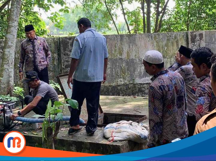 Tim Teknis Perusahaan Umum Daerah Air Minum (PUDAM) Sumber Sejahtera Bangkalan saat melakukan perbaikan infrastruktur air di salah satu tempat di Bangkalan, pada Senin 02 Desember 2024