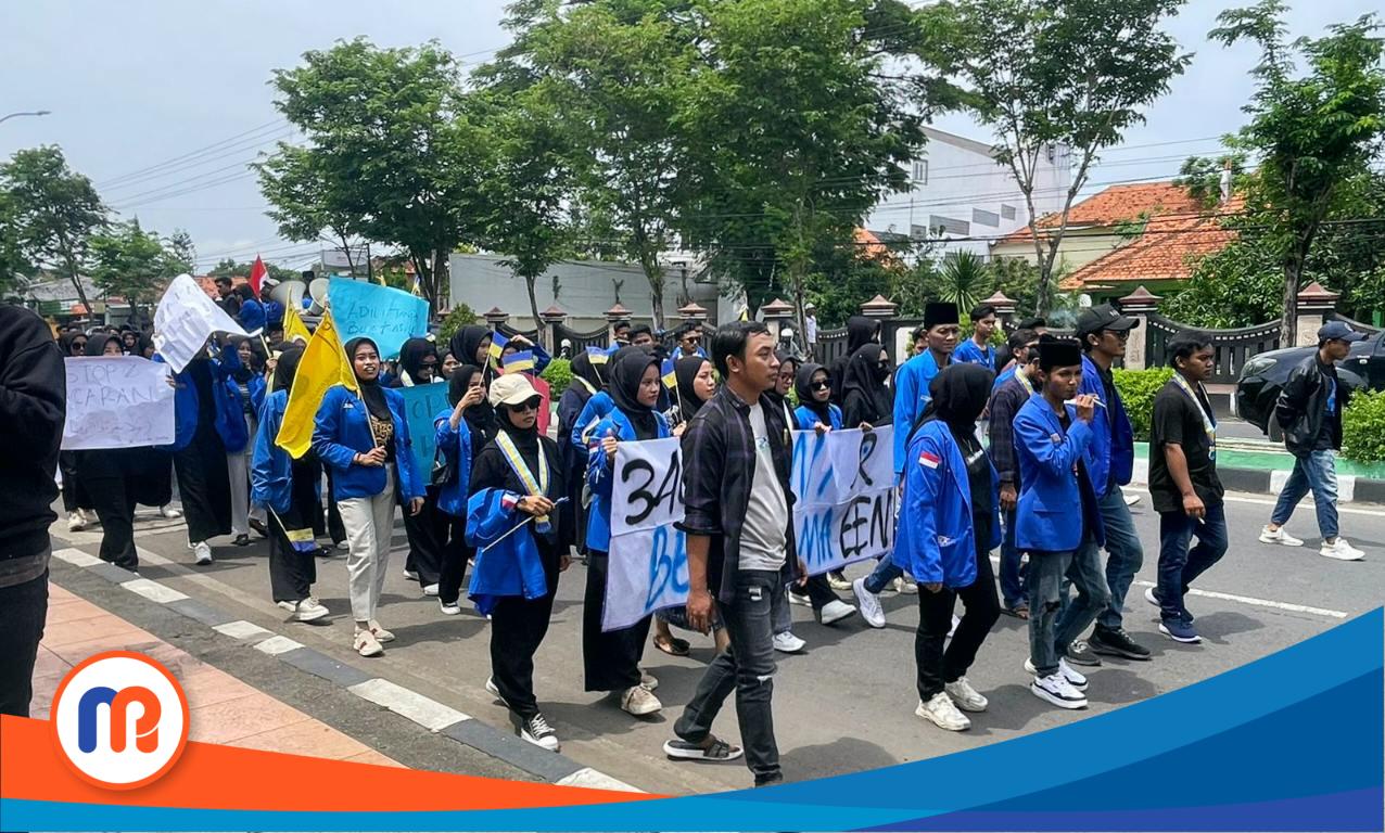 Ratusan mahasiswa yang tergabung dalam Pergerakan Mahasiswa Islam Indonesia (PMII) Bangkalan sedang memadati sepanjang jalan raya kota Bangkalan, pada hari Selasa, 04 Desember 2024