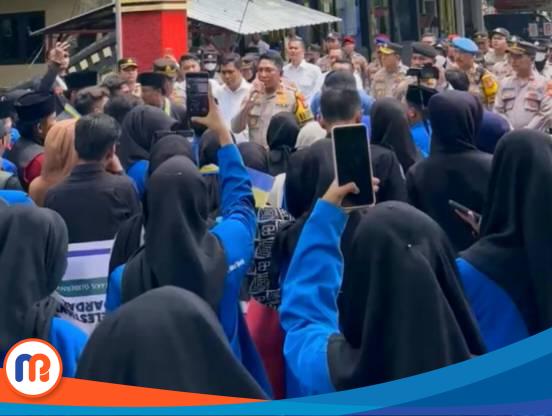 Kapolres Bangkalan, AKBP Febri Isman Jaya, S.H., S.I.K., M.I.K. bersama ratusan masa aksi di depan Mapolres Bangkalan. Aksi ini digelar oleh Pergerakan Mahasiswa Islam Indonesia (PMII) Kabupaten Bangkalan telah memenuhi tuntutan pasal 340 hukuman mati bagi pelaku