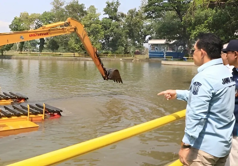 Pj. Gubernur, Adhy Karyono melihat saluran Irigasi milik pemerintah Provinsi Jatim yang dikelolah PU SDA Jatim