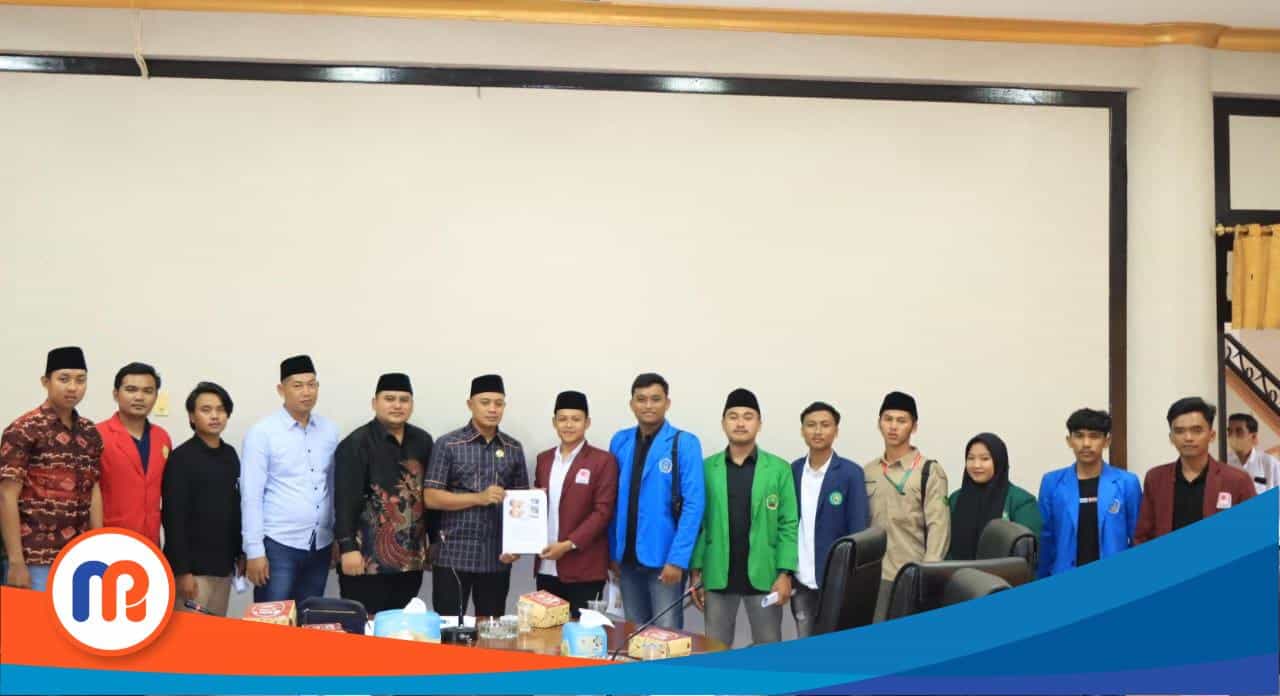 Setelah audiensi, BEMSA Sampang menyerahkan tuntutan perihal permasalahan harga pupuk di Kabupaten Sampang