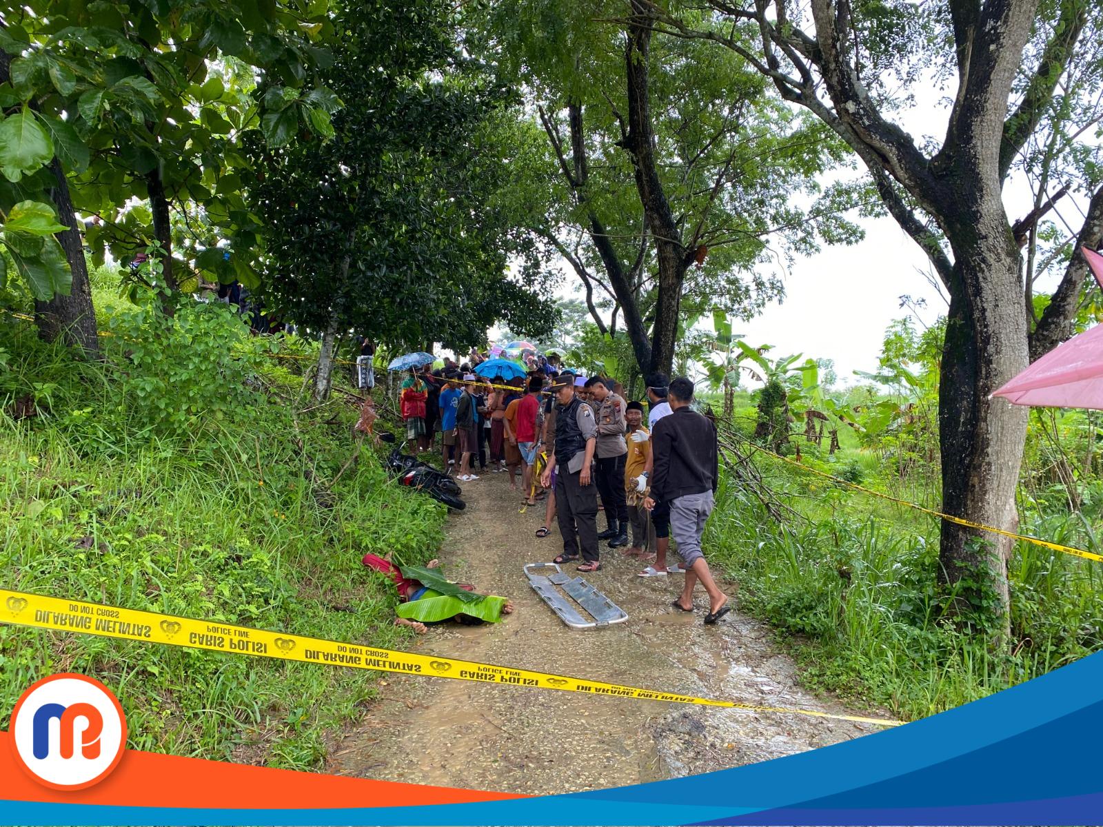 Jenazah korban pembunuhan saat hendak di evakuasi oleh petugas