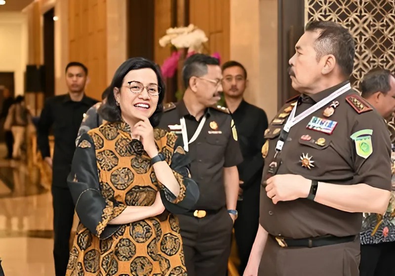 Sri Mulyani, Mentri Keuangan, dan Sanitiar Burhanuddin, Jaksa Agung, saat menghadiri Rakernas Kejaksaan 2025 di Hotel Sultan, Jakarta, Selasa (14/01/2025)