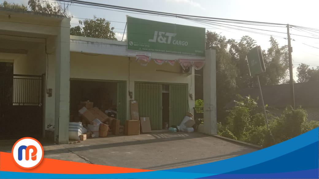 Terlihat tumpukan paket terbengkalai belum terkirim di Kantor J&T Cargo SPG002A, yang beralamat di Desa Jatra Timur, Kecamatan Banyuates, Kabupaten Sampang