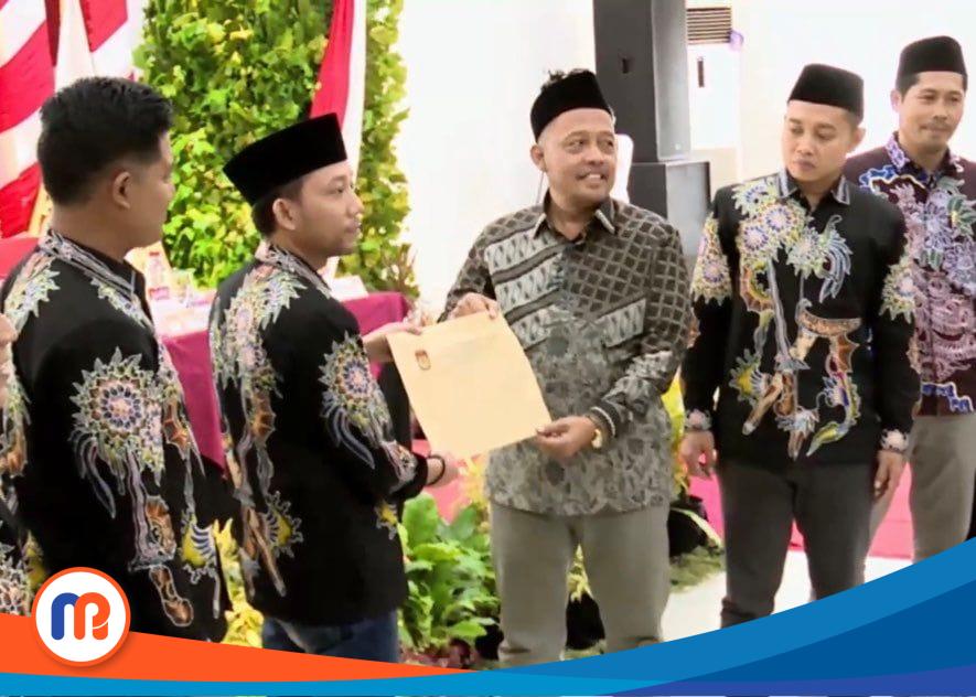 Penyerahan SK oleh Ketua KPU Sumenep, Nurussyamsi, kepada Ketua DPRD Sumenep, Syainal Arifin