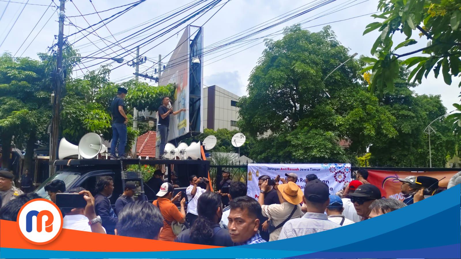 Puluhan aktivis saat menggelar aksi Jilid II di depan Markas Polda Jatim