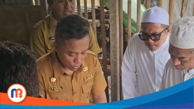 Moh. Hasan Faisol, Kepala Dinas Perumahan Rakyat dan Kawasan Permukiman (DPRKP) Kabupaten Bangkalan, saat memperlihatkan SK putusan kerjasama dengan pihak ketiga dihadapan para ulama