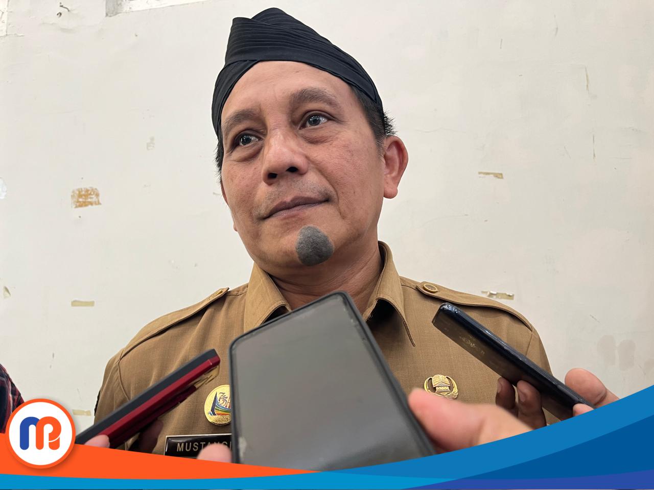 Kepala Dinsos P3A Kabupaten Sumenep, Mustangin, saat diwawancarai jurnalis Madurapers
