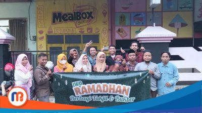 Berbagi Berkah, Ikatan Wartawan Online Pamekasan Bagi-bagi Takjil di Bulan Ramadan