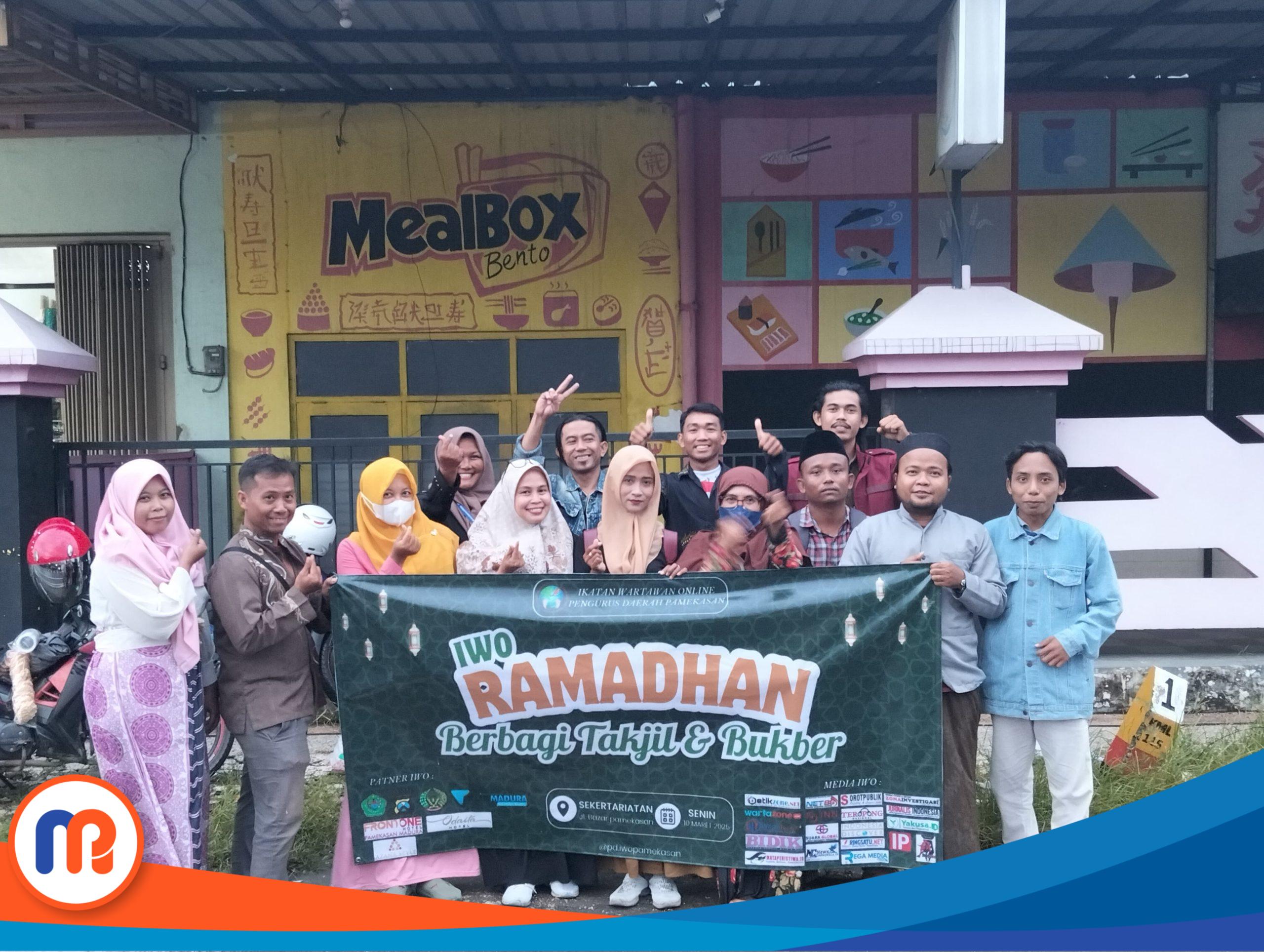 Foto bersama para awak media Ikatan Wartawan online (IWO) Pamekasan pasca gelar bagi-bagi takjil kepada pengendara roda dua dan roda empat di Raya Sumenep, Serkeser, Buddagan, Kecamatan Pademawu, Pamekasan