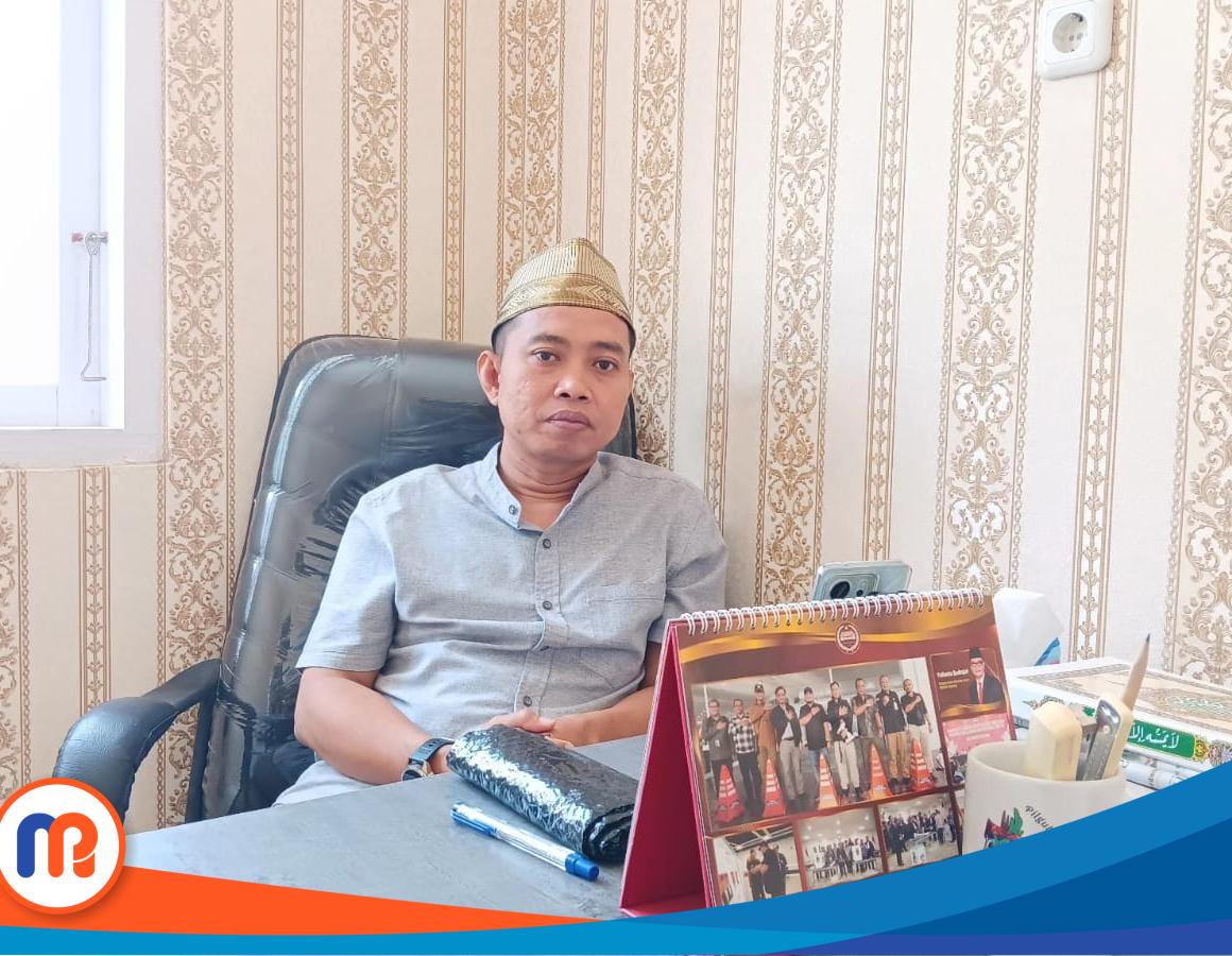 Komisioner KPU Sumenep, Divisi SDM dan Partisipasi Masyarakat, Muhlis, saat diwawancarai jurnalis media ini